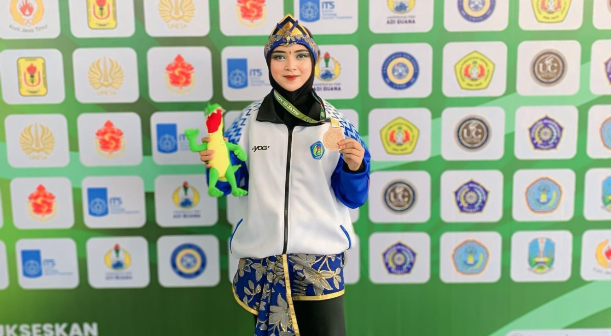 Hidayatul Fitriyah meraih juara 1 kategori Seni Ganda Putri dalam Kejuaraan PSHT Jatim 2025 dan juara 3 Seni Tunggal Putri IPSI dalam Pomprov III di Universitas Surabaya.