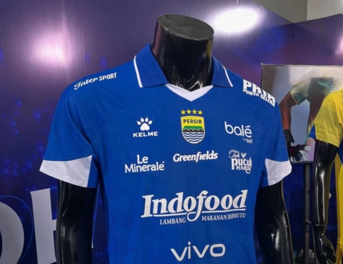 Penampakan jersey baru Persib Bandung yang menggandeng Kelme sebagai apparel untuk Super League 2025/2026.