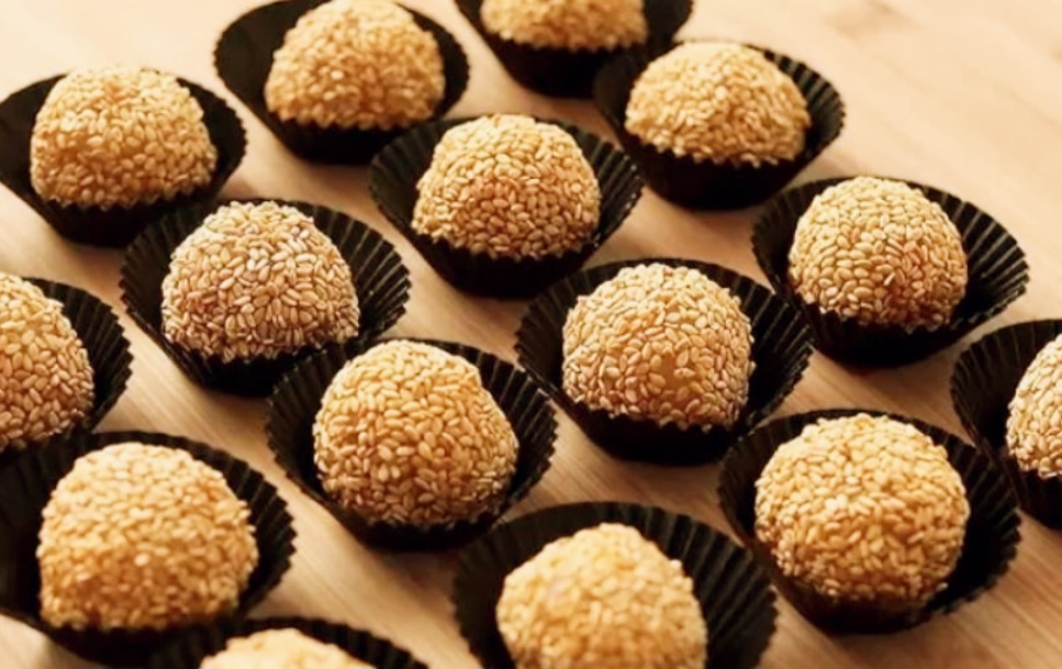 Mochi isi kacang khas Semarang ala Chef Devina Hermawan, lembut, kenyal, dan cocok untuk camilan atau hampers.