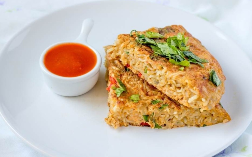 Telur mie instan ala anak kos ini simpel, hemat, dan super enak!