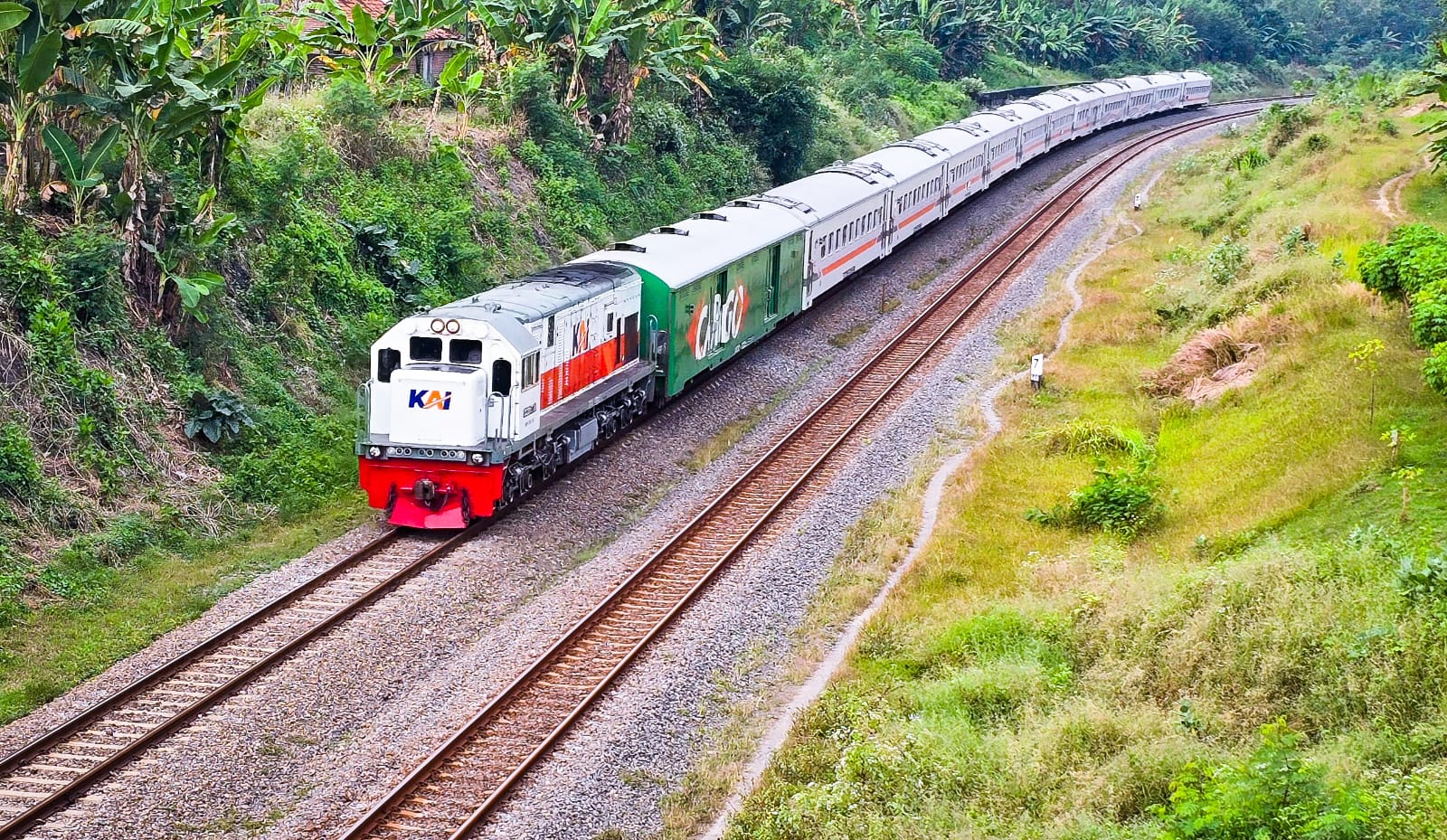Jalur di Stasiun Pegadenbaru, Subang, Sabtu (2/8), usai gangguan operasional KA Argo Bromo Anggrek. Jalur kini sudah kembali bisa dilalui, meski tiga perjalanan KA dari Daop 7 Madiun dibatalkan.