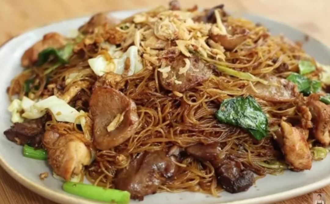 Bihun goreng lengkap ala Devina Hermawan. Isiannya komplit, rasanya gurih dan praktis dibuat di rumah!