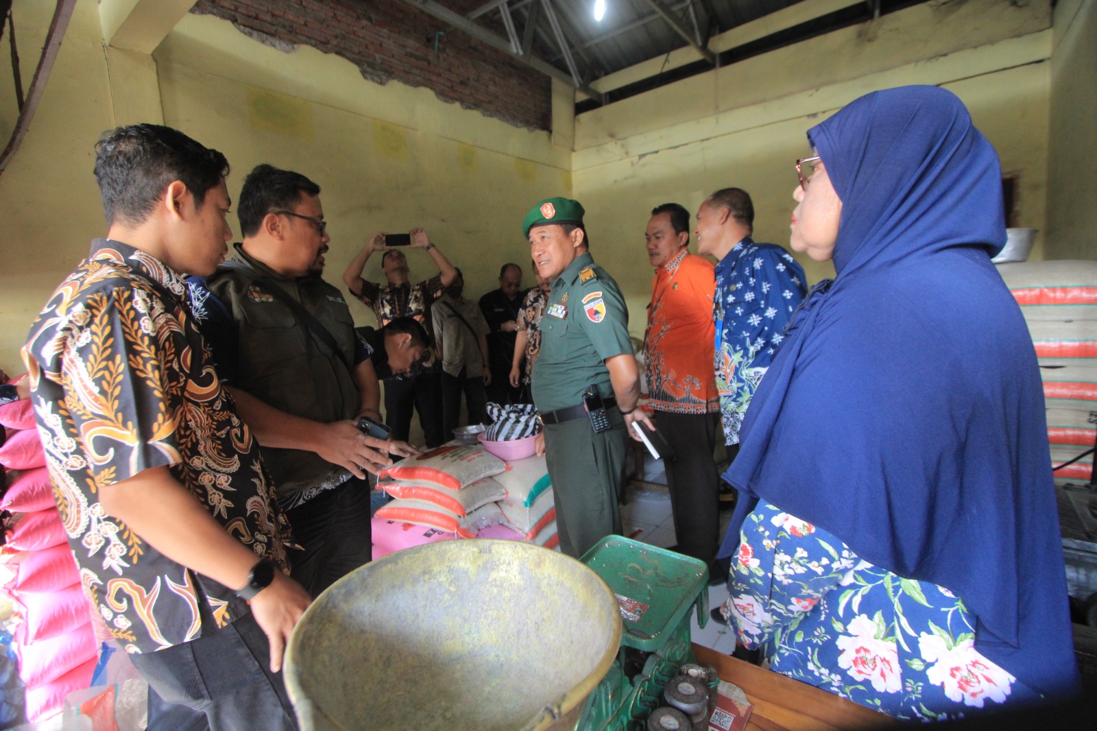 Tim dari Pemkab Magetan saat melakukan sidak harga dan kualitas beras di sejumlah pasar dan gudang, Jumat (1/8). Beras premium masih dijual di atas HET. AJI PUTRA/RADAR MAGETAN