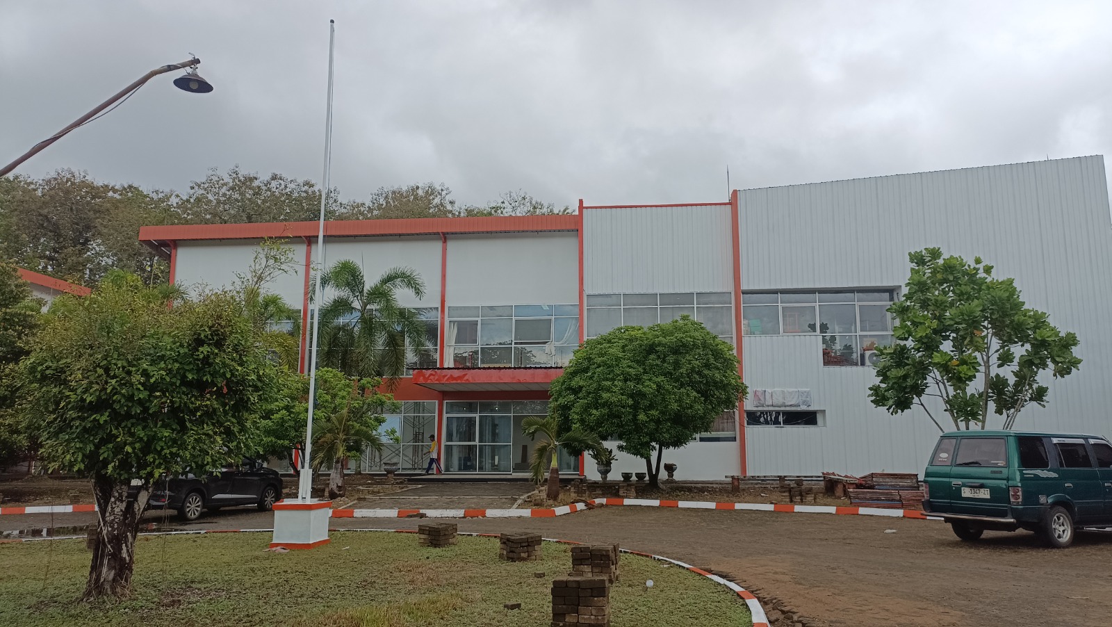 Gedung Balai Latihan Kerja (BLK) di Kelurahan Sidoharjo, Pacitan, kini digunakan sebagai Sekolah Rakyat (SR), meski peralatan pelatihan masih tersimpan di dalamnya. DOK RADAR PACITAN