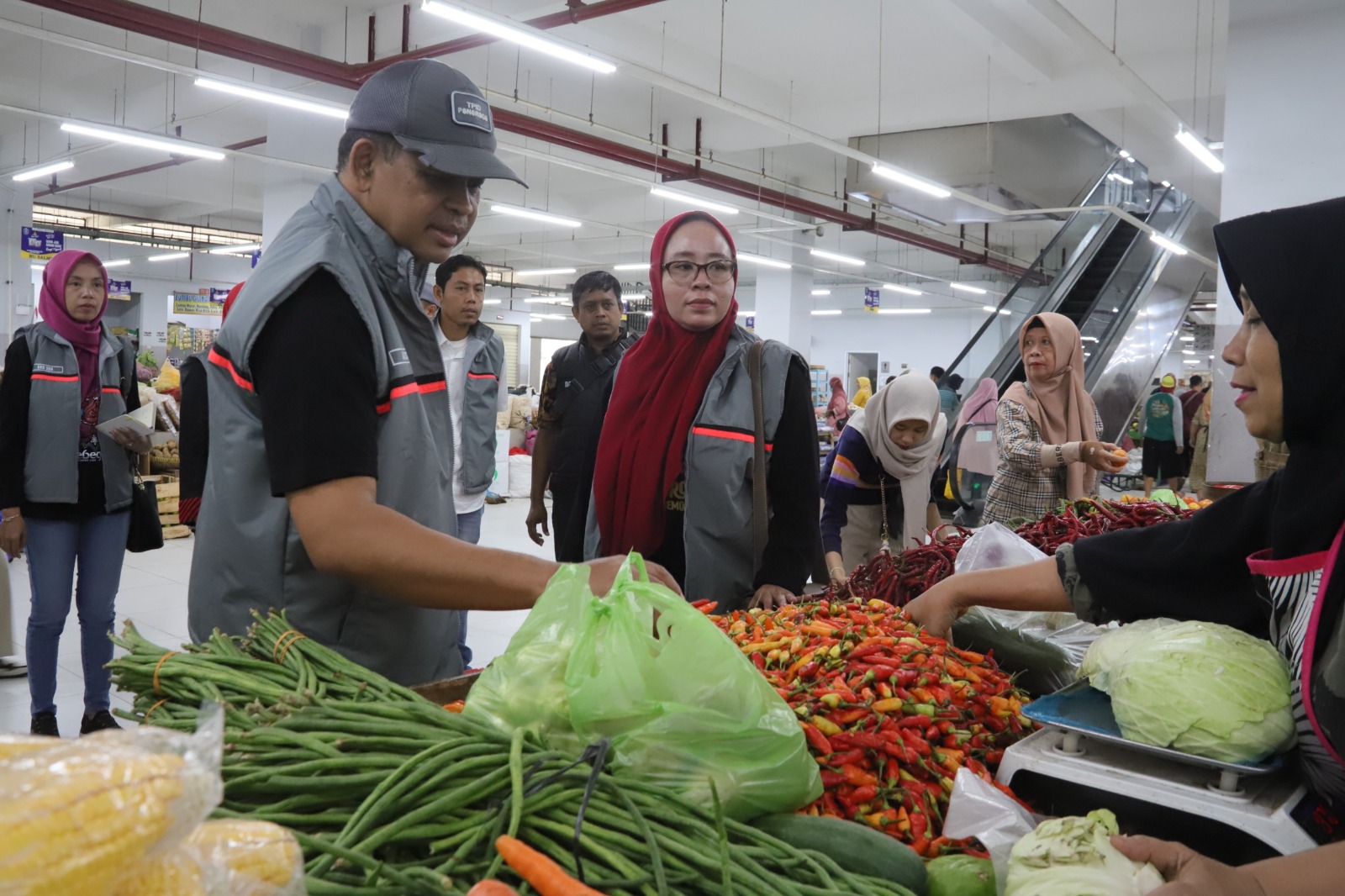 TPID Ponorogo melakukan sidak harga bahan pokok dan bumbu dapur di Pasar Legi, Jumat (1/8), untuk memantau inflasi dan ketersediaan stok. SUGENG DWI N/RADAR PONOROGO