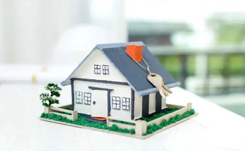 Ilustrasi bangun rumah sendiri atau beli rumah KPR.