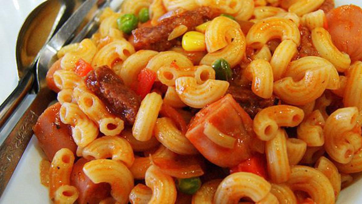 Ilustrasi Pasta Macaroni Saus Tiram