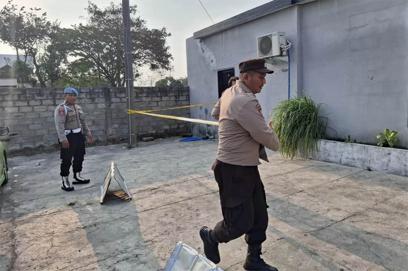Polisi memasang police line di kafe di Banyakan, Kabupaten Kediri, Minggu 3 Agustus 2025 yang jadi lokasi pesta miras maut.