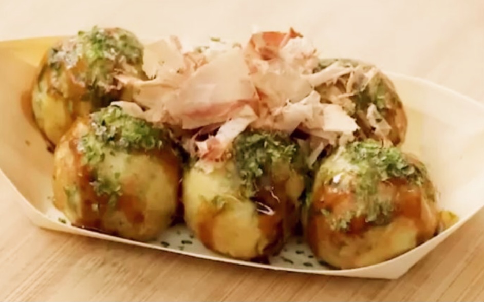 Takoyaki ala Jepang lengkap dengan saus dan tenkasu.