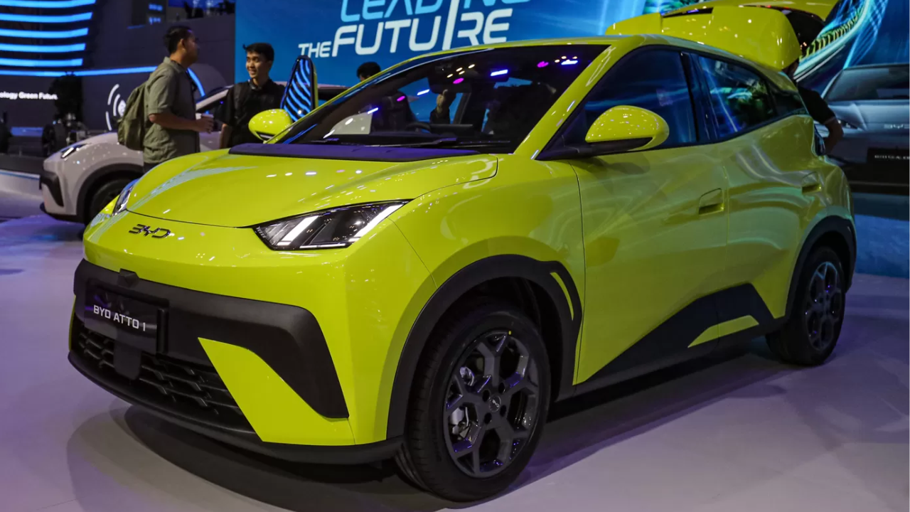 BYD Atto 1 tampil perdana di GIIAS 2025 dengan cicilan terjangkau dan fitur modern, saingi Wuling Air EV dan VinFast VF 3.