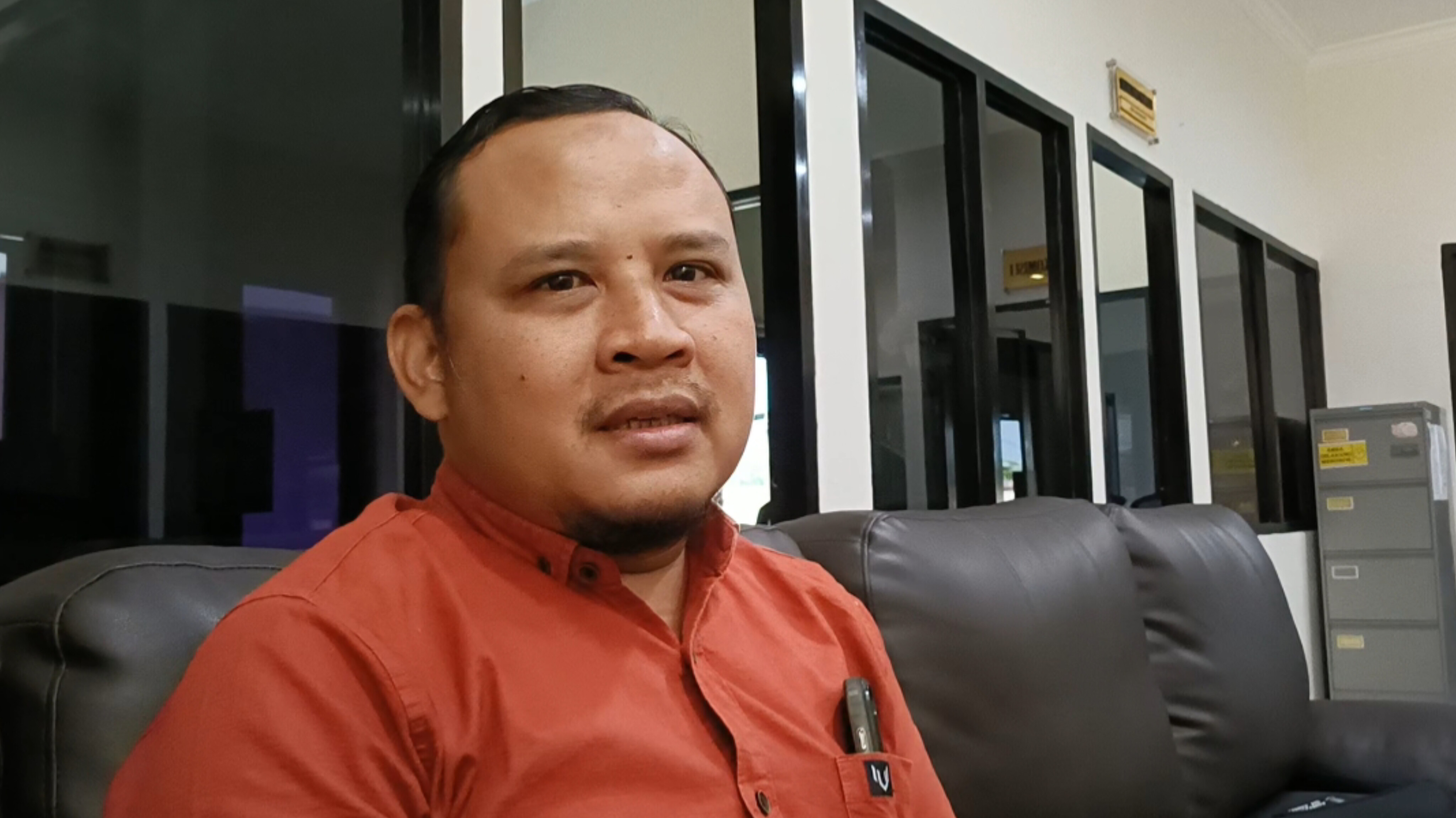 Sekretaris DPD PKS Kota Madiun Hasta Hadiwiguna menjelaskan terkait kesiapan partainya dalam menyelenggarakan musda pada September 2025, Senin (4/8). FOTO: HENGKY RISTANTO/RADAR MADIUN