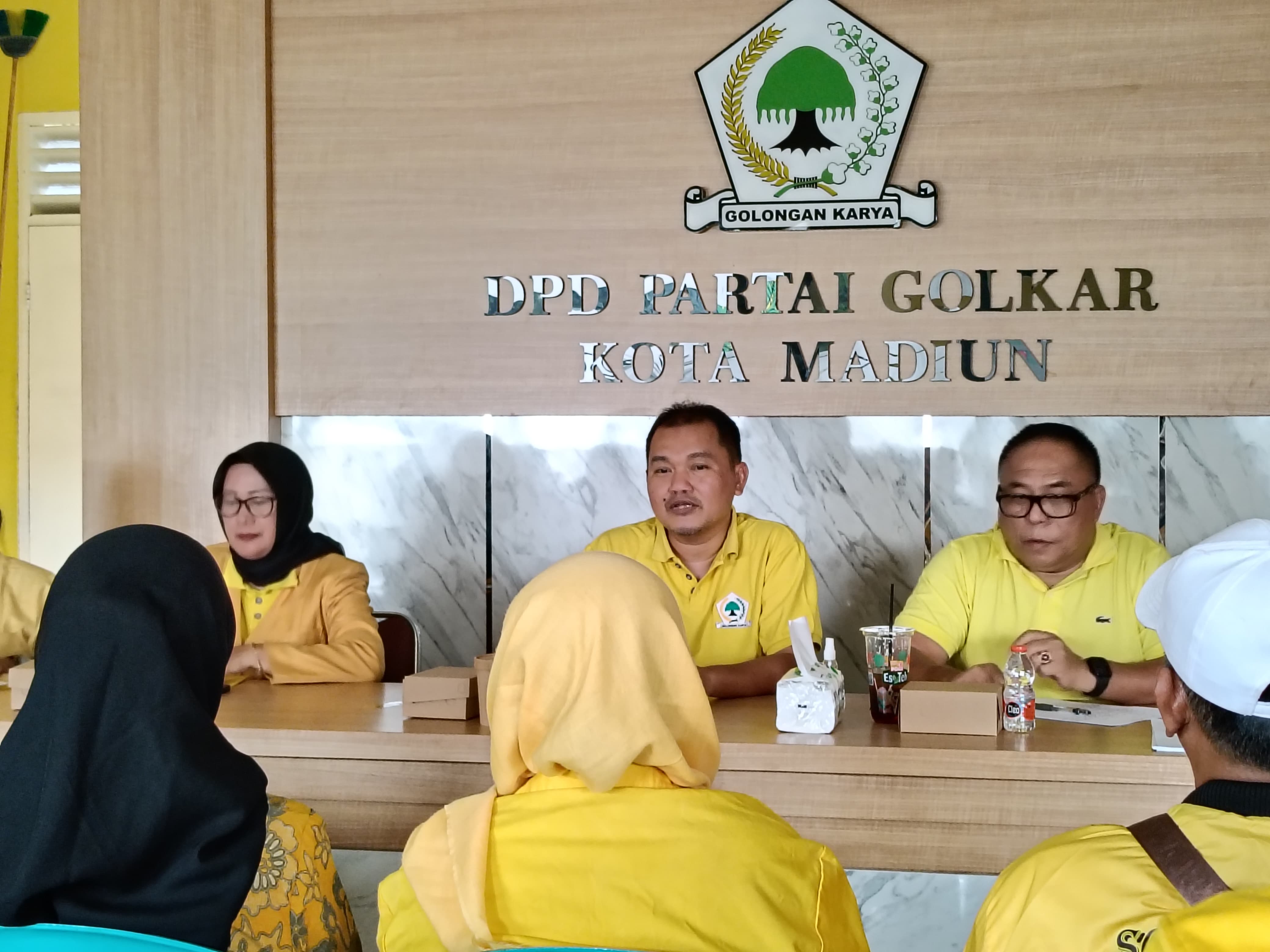 DPD Golkar Kota Madiun menggelar rapat internal pembentukan panitia musda, Senin (4/8). FOTO: HENGKY RISTANTO/RADAR MADIUN