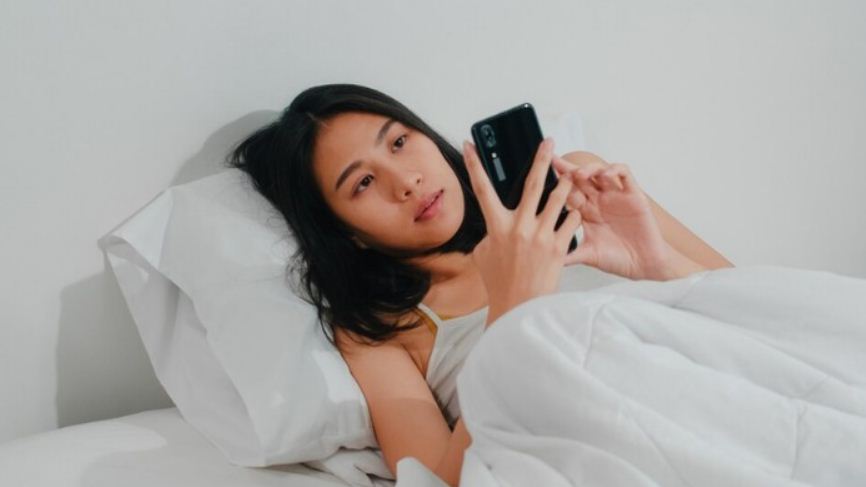 Ilustrasi pegang HP setelah bangun tidur.