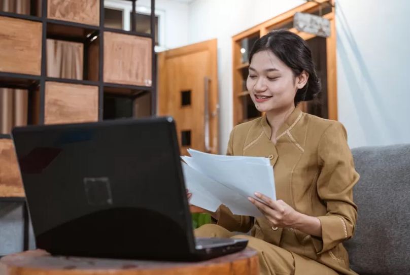 Ilustrasi PNS WFH dengan laptop yang mumpuni.