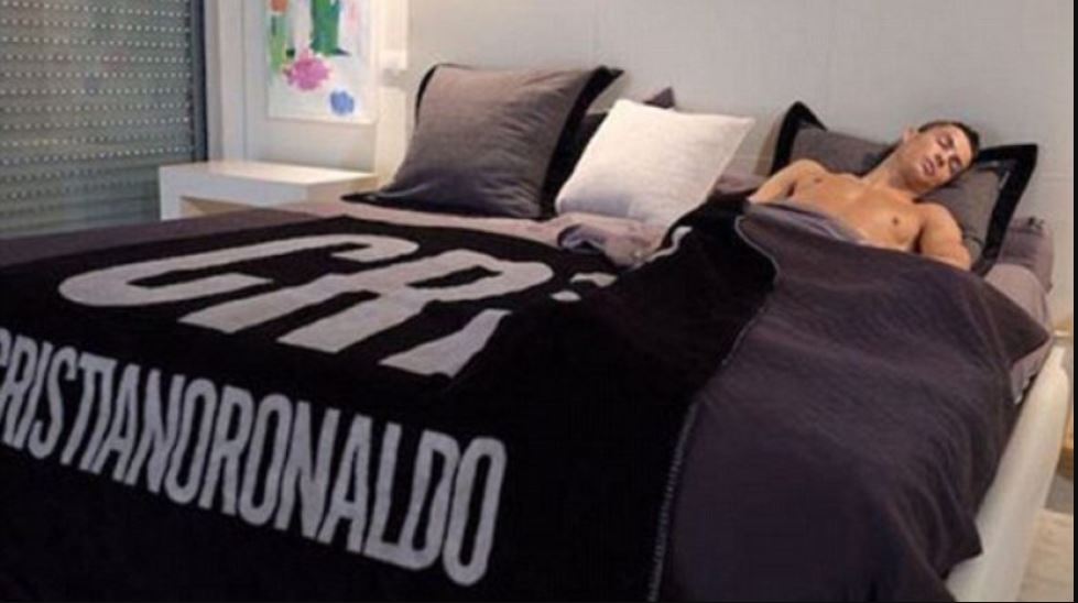 Cristiano Ronaldo disiplin tinggalkan ponsel di luar kamar demi tidur berkualitas. Rahasia sukses yang patut ditiru!