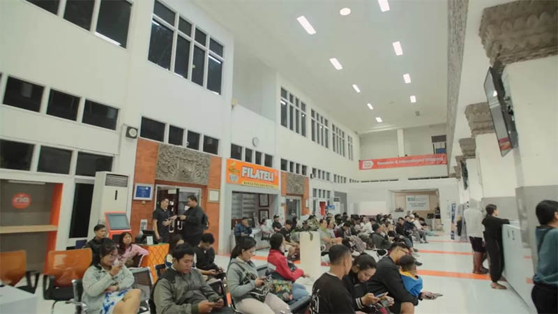 ILUSTRASI FOTO : Sejumlah pekerja mengambil Bantuan Subsidi Upah (BSU) yang disalurkan pemerintah pusat di salah satu Kantor Pos.