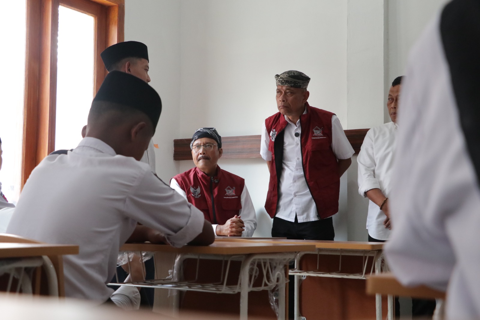 Mensos Gus Ipul dan Bupati Sugiri meninjau kondisi ruang kelas Sekolah Rakyat Ponorogo, Senin (4/8). SUGENG DWI N/RADAR PONOROGO