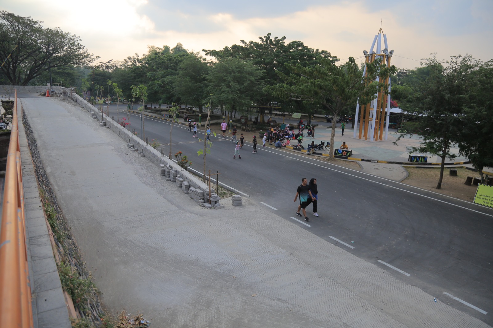 Taman Bantaran Madiun yang direncanakan menjadi lokasi pembangunan masjid apung, Senin (4/8). BAGAS BIMANTARA/RADAR MADIUN