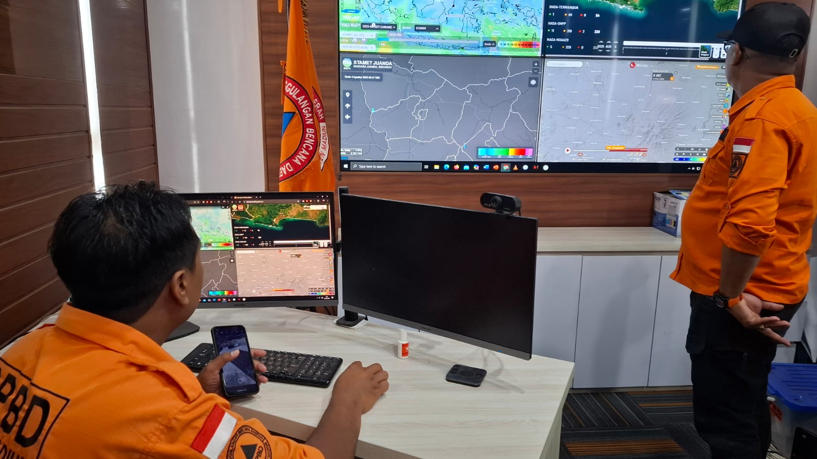 Petugas BPBD Madiun menyiapkan alat dan pemetaan wilayah rawan kekeringan di musim kemarau, kemarin (4/8). DIAN RAHAYU/RADAR MADIUN