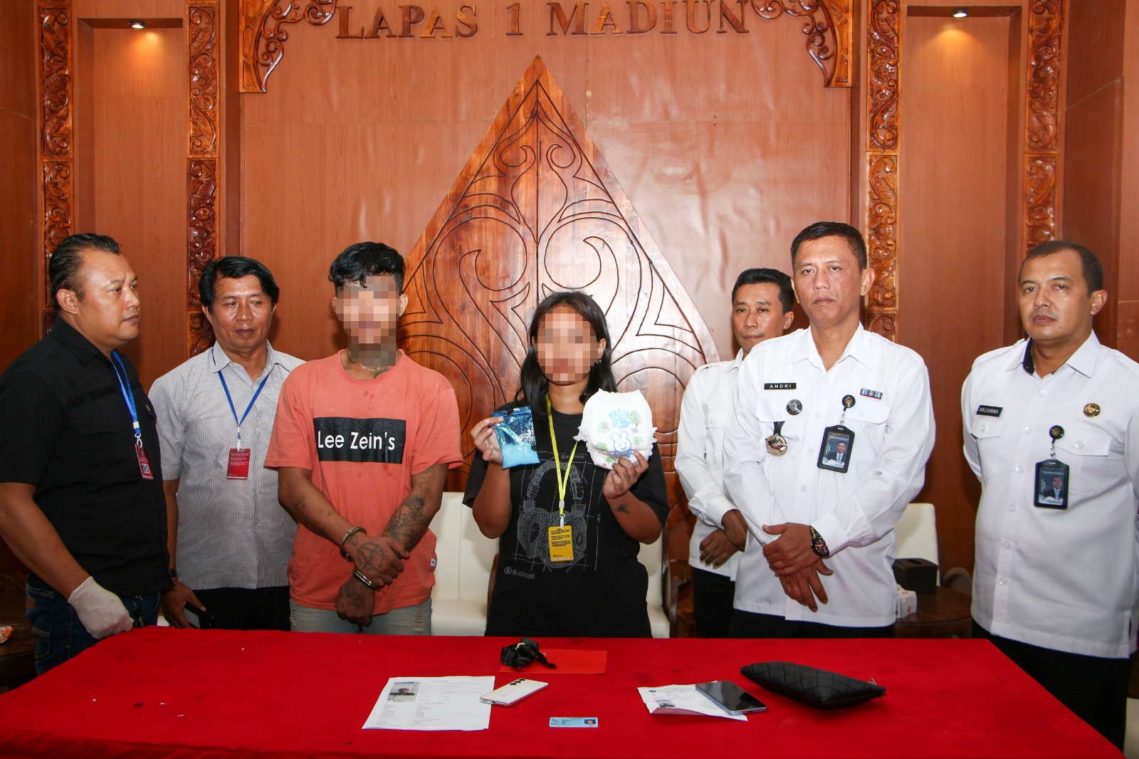 Petugas Lapas I Madiun memeriksa barang titipan pengunjung, termasuk popok bayi yang digunakan untuk menyelundupkan sabu 31 gram.