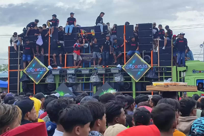Ilustrasi pertunjukkan Sound Horeg. Seorang emak-emak dilaporkan tewas saat menonton karnaval sound bersuara menggelegar itu.