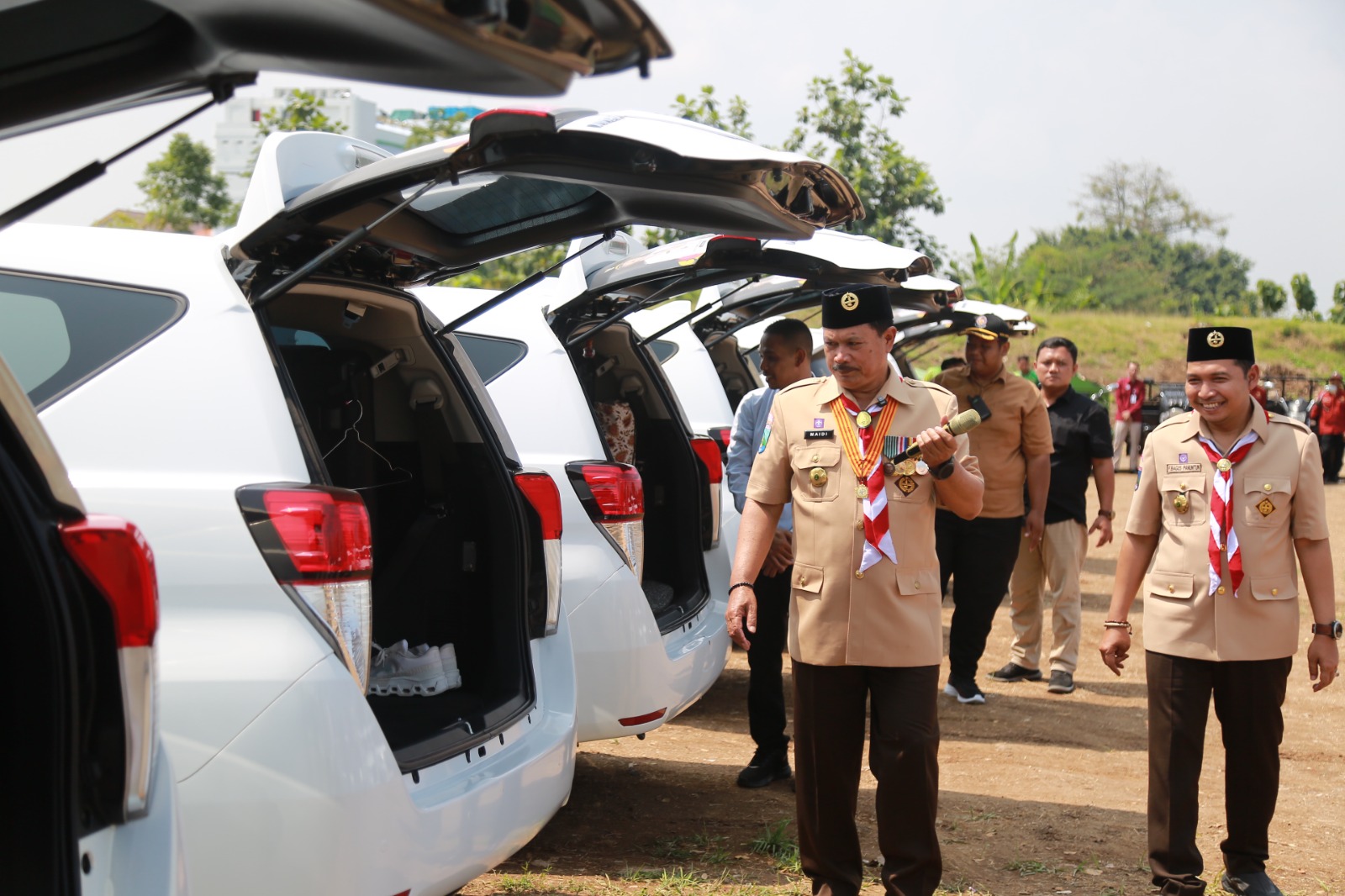 Wali Kota Maidi bersama dengan Wawali F Bagus Panuntun memeriksa kendaraan dinas Pemkot Madiun yang diparkir di lahan kosong dekat Rusun Hayam Wuruk, Selasa (5/8). BAGAS BIMANTARA/RADAR MADIUN