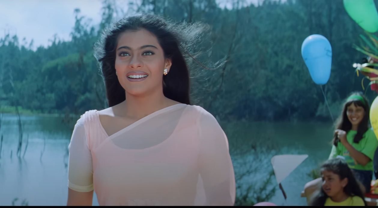 Momen Anjeli bertemu dengan Rahul dalam film Kuch Kuch Hota Hai.