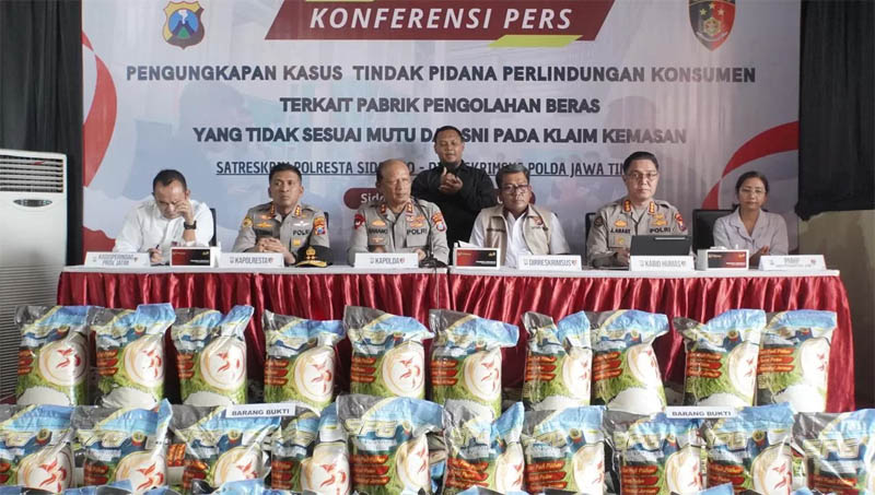 Kapolda Jatim, Irjen Pol Nanang Avianto memimpin konferensi pers pengungkapan kasus beras oplosan di Sidoarjo.