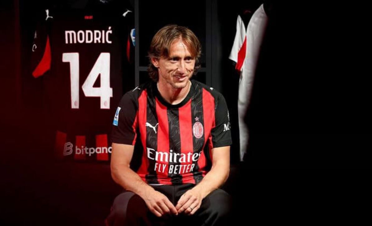 Luka Modric saat diperkenalkan sebagai pemain AC Milan.