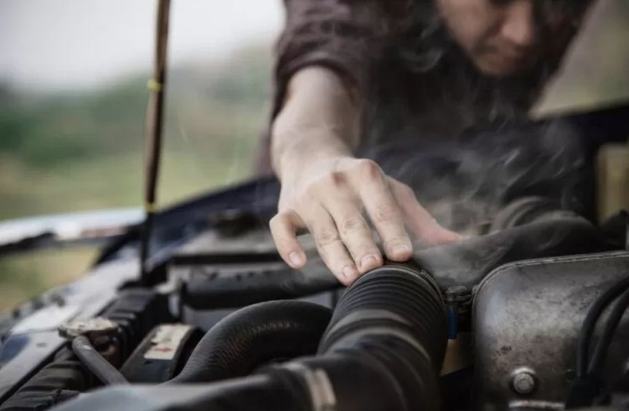 Ilustrasi mesin mobil overheat saat di jalan.