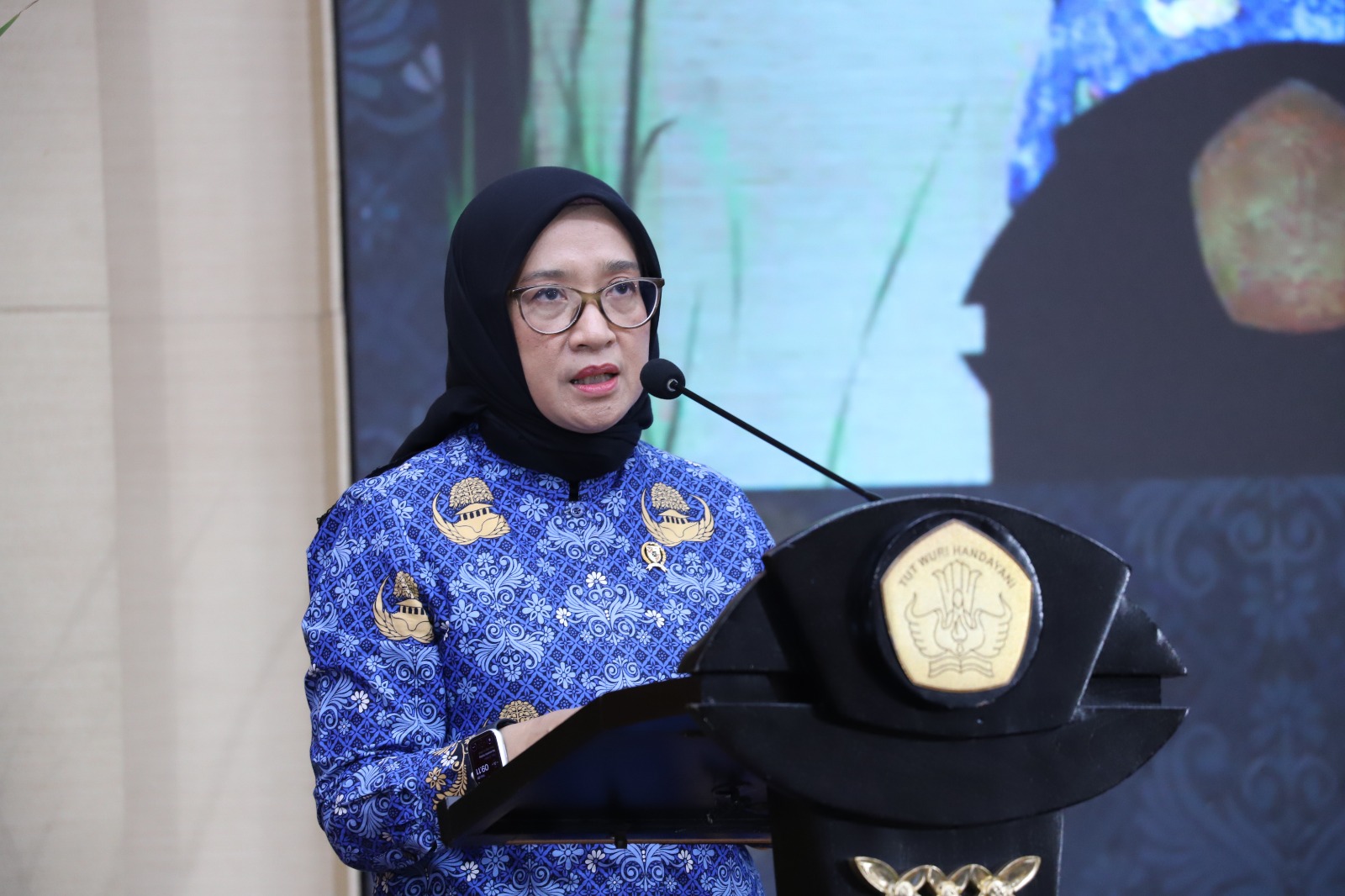 Menteri PANRB Rini Widyantini. Dia mengaku senang kalau gaji ASN naik.