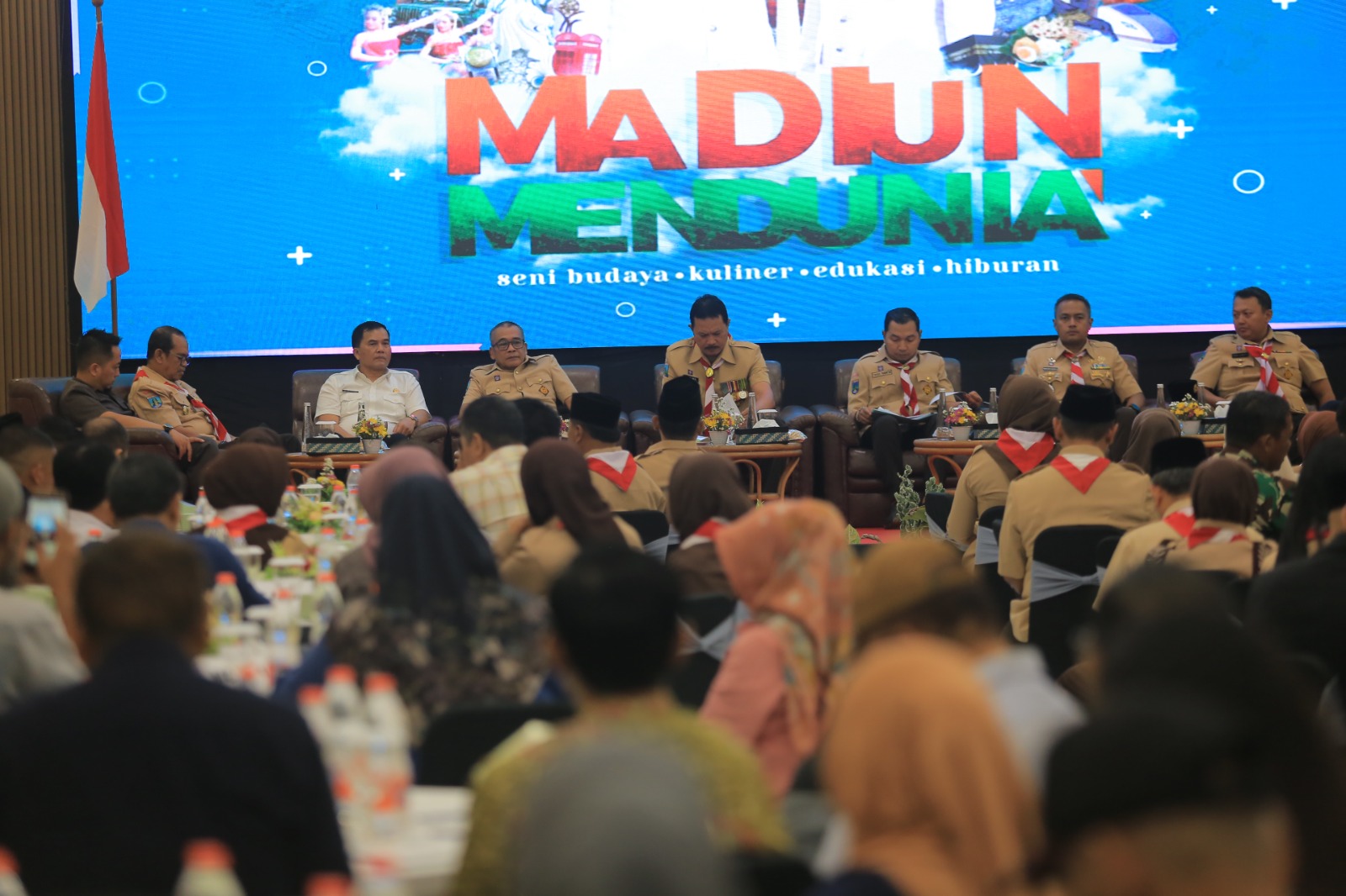 Warga dan pemkot berdialog dalam forum coffee morning membahas progres pembangunan Kota Madiun. Sinergi berbagai elemen jadi kunci keberhasilan. BAGAS BIMANTARA/RADAR MADIUN