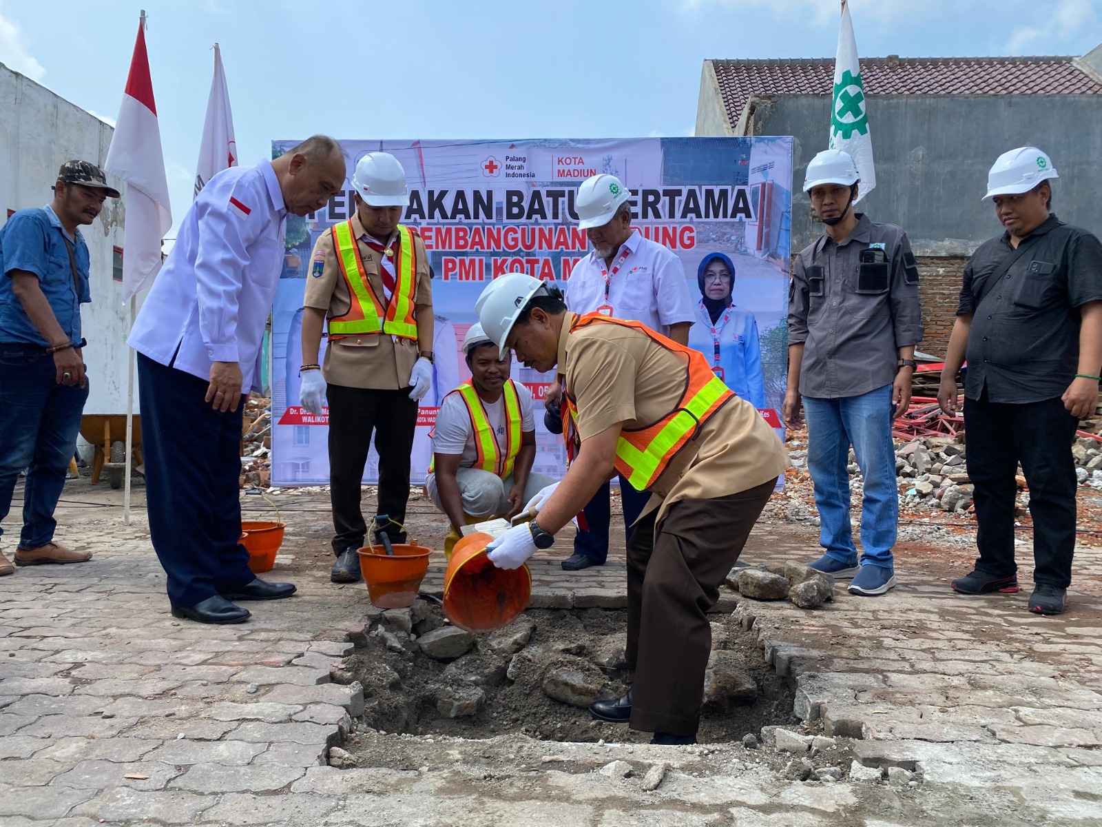 Wali Kota Madiun Maidi bersama Wakil Wali Kota F. Bagus Panuntun meletakkan batu pertama pembangunan gedung baru PMI Kota Madiun. ERLITA HERMINIGSIH/RADAR MADIUN