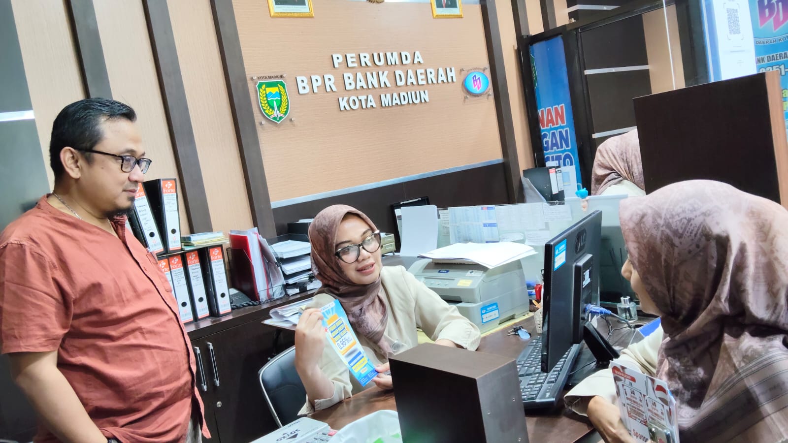 Direktur Utama BPR Forest Khrisna Tri Wasisto Ady ikut melakukan monitoring pelayanan terhadap nasabah, kemarin (5/8). HENGKY RISTANTO/RADAR MADIUN