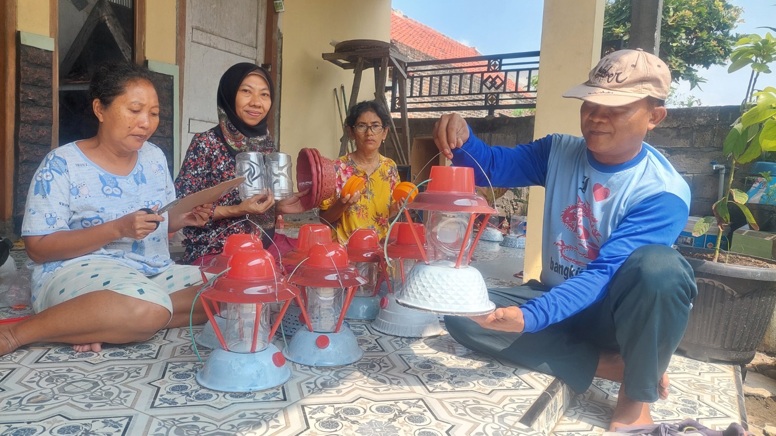 Emak-emak Kelurahan Pandean, Mejayan, Madiun, bikin lampion petromak dari barang bekas untuk HUT RI. DIAN RAHAYU/RADAR CARUBAN