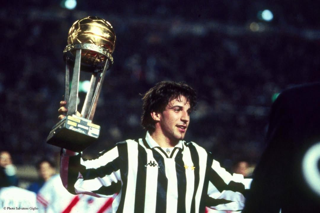 Del Piero membawa Piala Interkontinental yang diraih Juventus pada 1996.