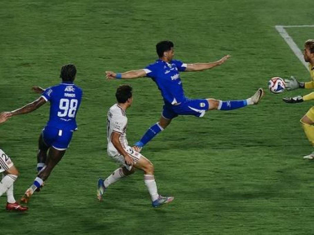 Aksi para pemain Persib Bandung di laga uji coba vs Western Sydney Wanderers.