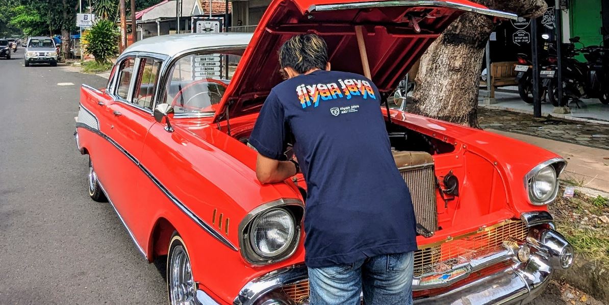 Fiyan Jaya Aki melayani penggantian aki mobil.