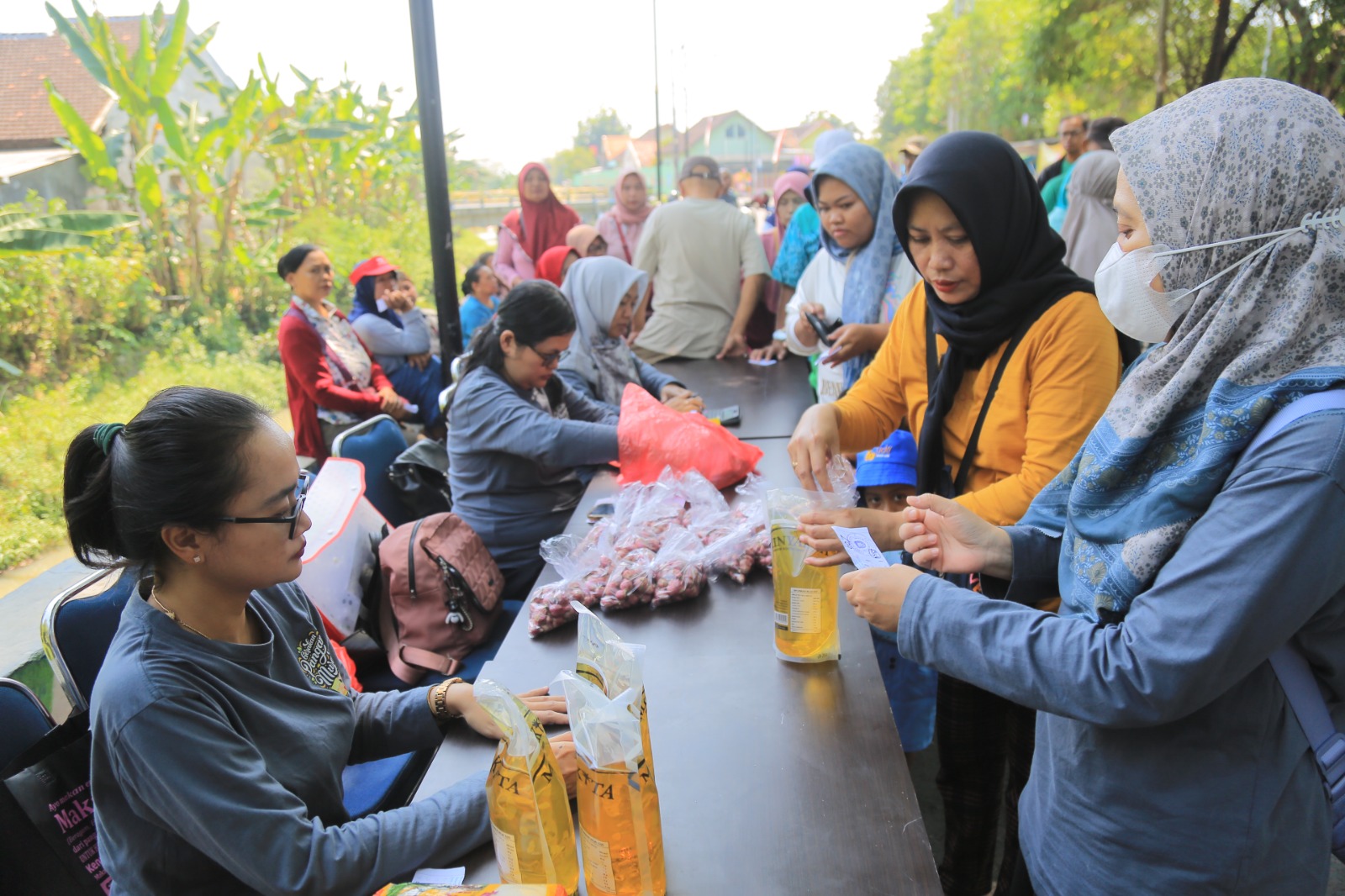 Warga memadati Lapak UMKM Pilangbango untuk membeli bahan pokok murah dalam Gerakan Pangan Murah, Rabu (6/8). BAGAS BIMANTARA/RADAR MADIUN