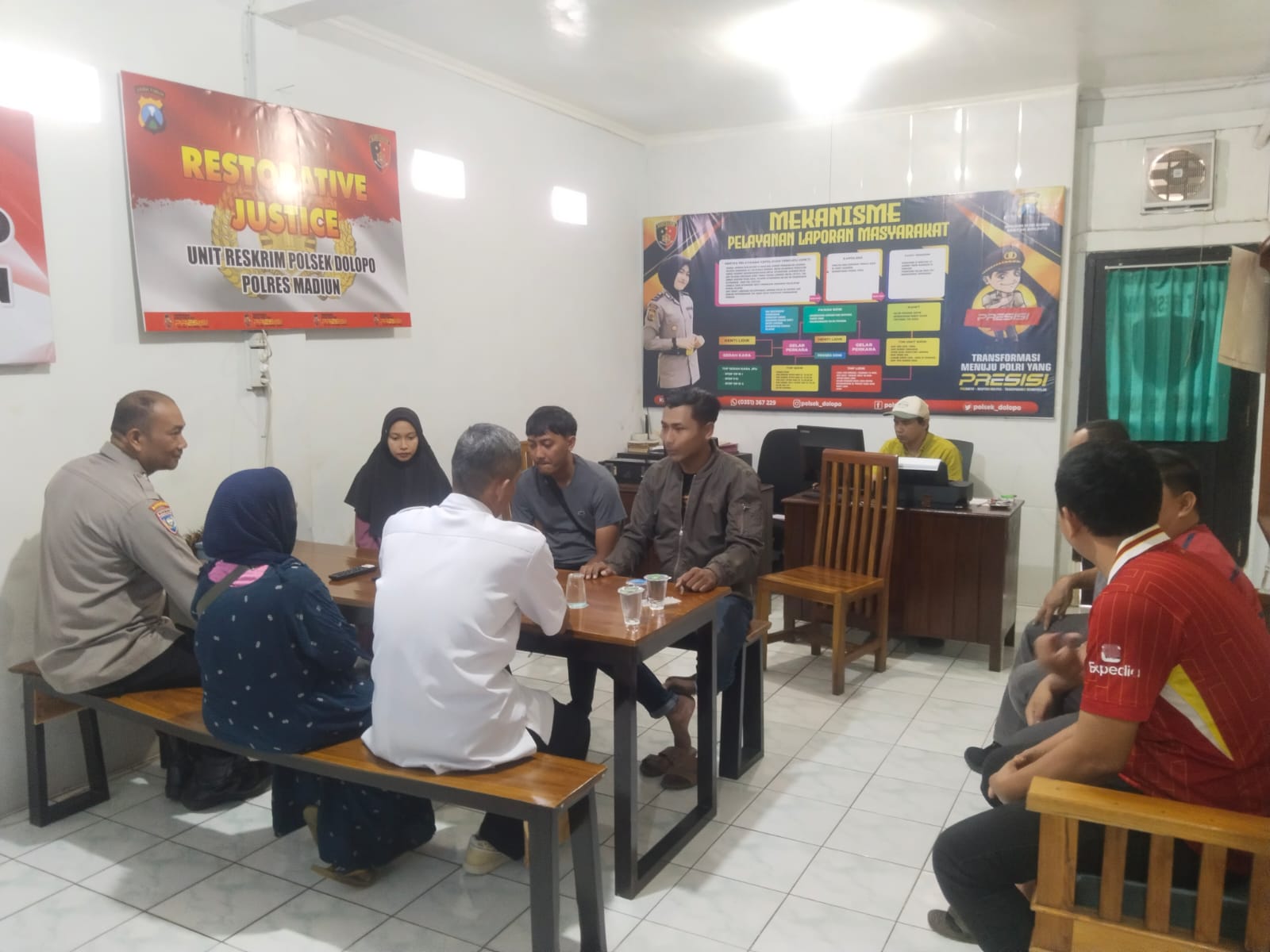Aksi pencurian bawang merah di Pasar Bangunsari terekam CCTV. Pelaku akhirnya berdamai dengan korban di Polsek Dolopo.