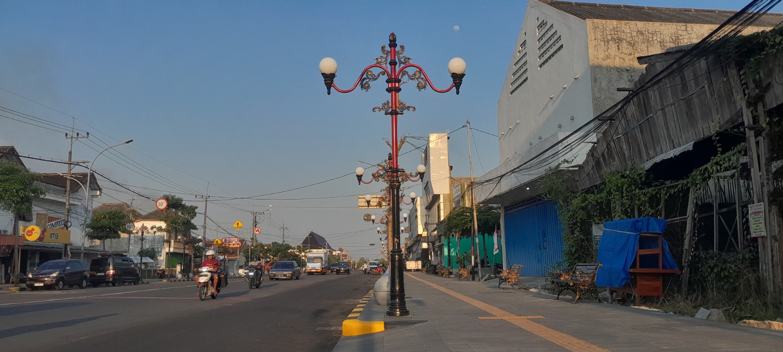 Proyek trotoar PB Sudirman Ngawi hampir rampung. DPUPR targetkan selesai pekan ini untuk venue Ngawi Specta Carnival. ASEP SYAEFUL/RADAR NGAWI