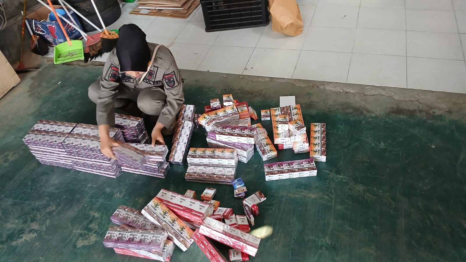 Petugas Satpol PP dan Bea Cukai menyita ribuan batang rokok ilegal dari salah satu toko di Desa Bangunsari, Pacitan, Selasa (5/8).