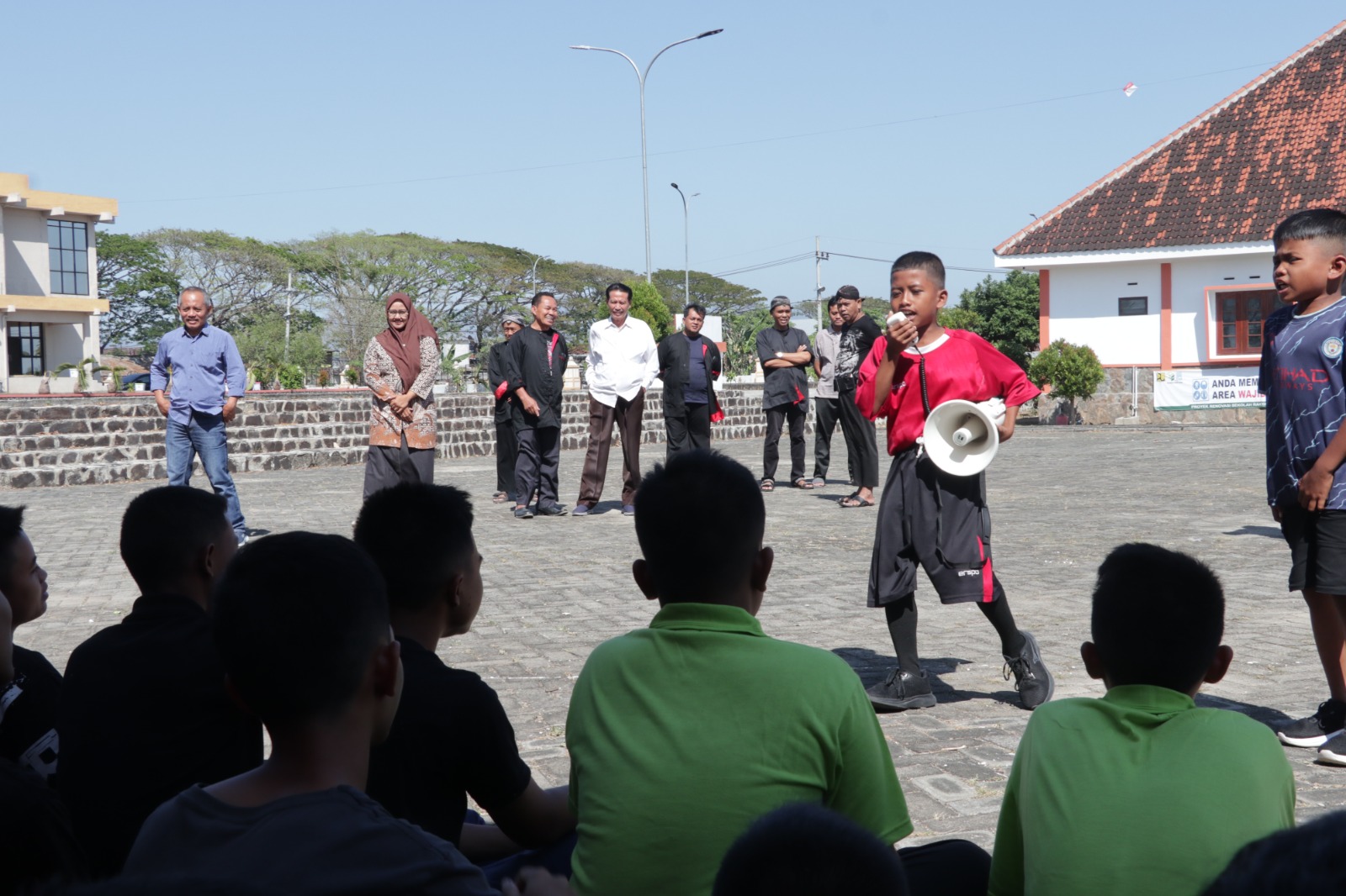DPRD Ponorogo saat sidak ke Gedung Sentra IKM, mendapati pagar depan SR rusak dan terlalu terbuka ke arah eks terminal. SUGENG DWI N/RADAR PONOROGO