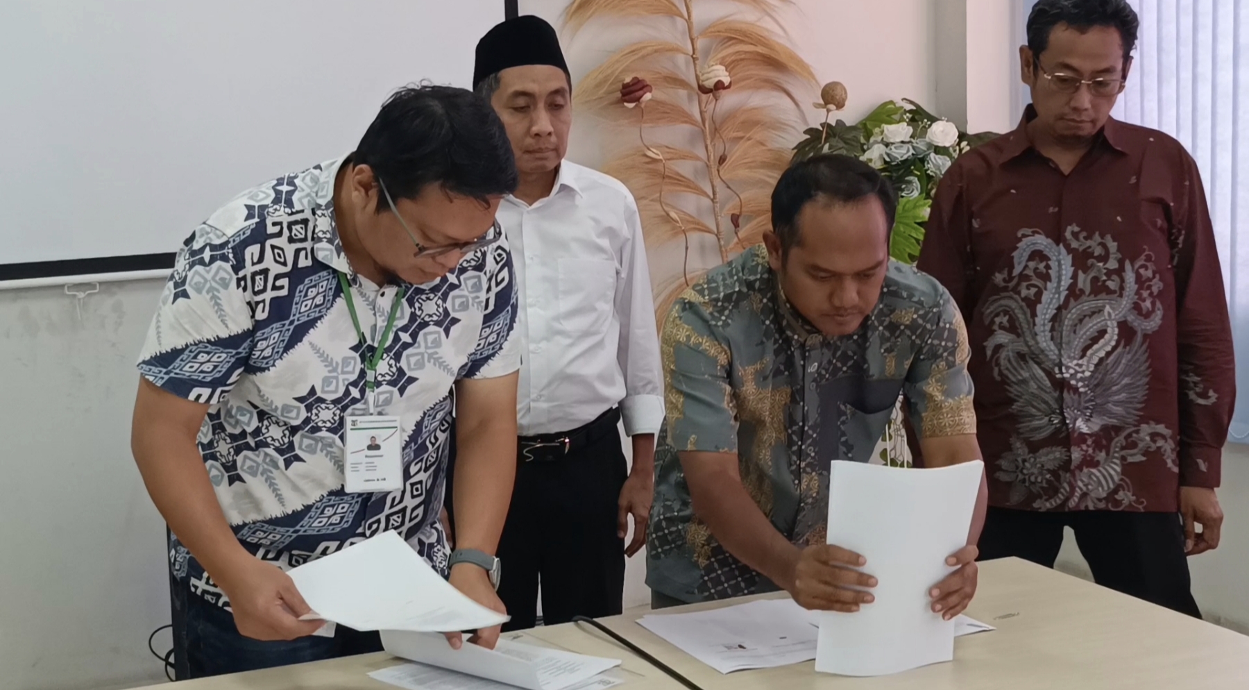 Direktur PNM dan HR Manager PT GFT Indonesia Investment menandatangani MoU kerja sama pendidikan vokasi di Madiun, Selasa (5/8).
