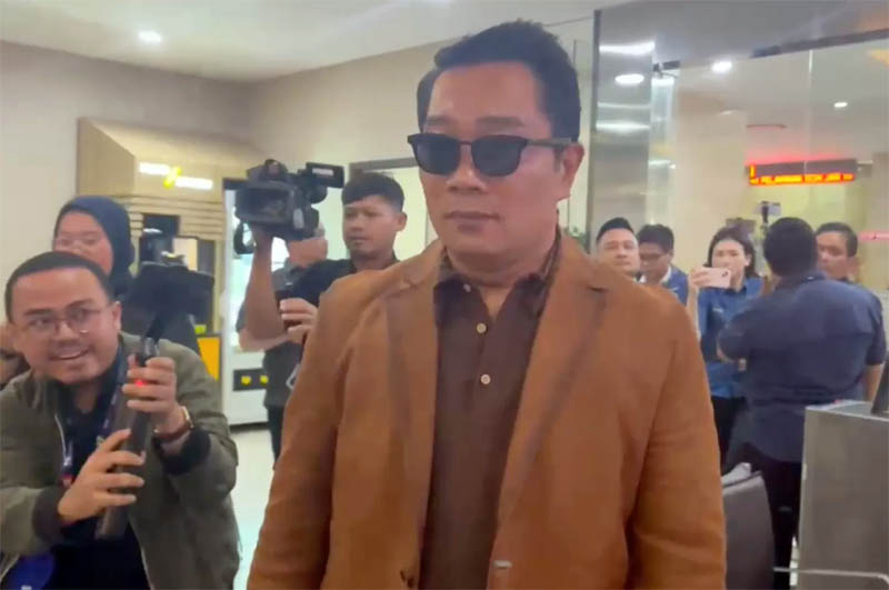 Mantan Gubernur Jawa Barat Ridwan Kamil tiba di Gedung Bareskrim Polri untuk pengambilan sampel Tes DNA.