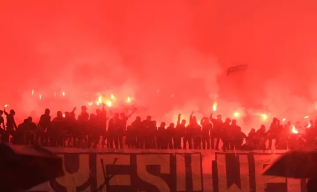 Insiden flare dan invasi lapangan Persib vs Persis jadi sorotan.