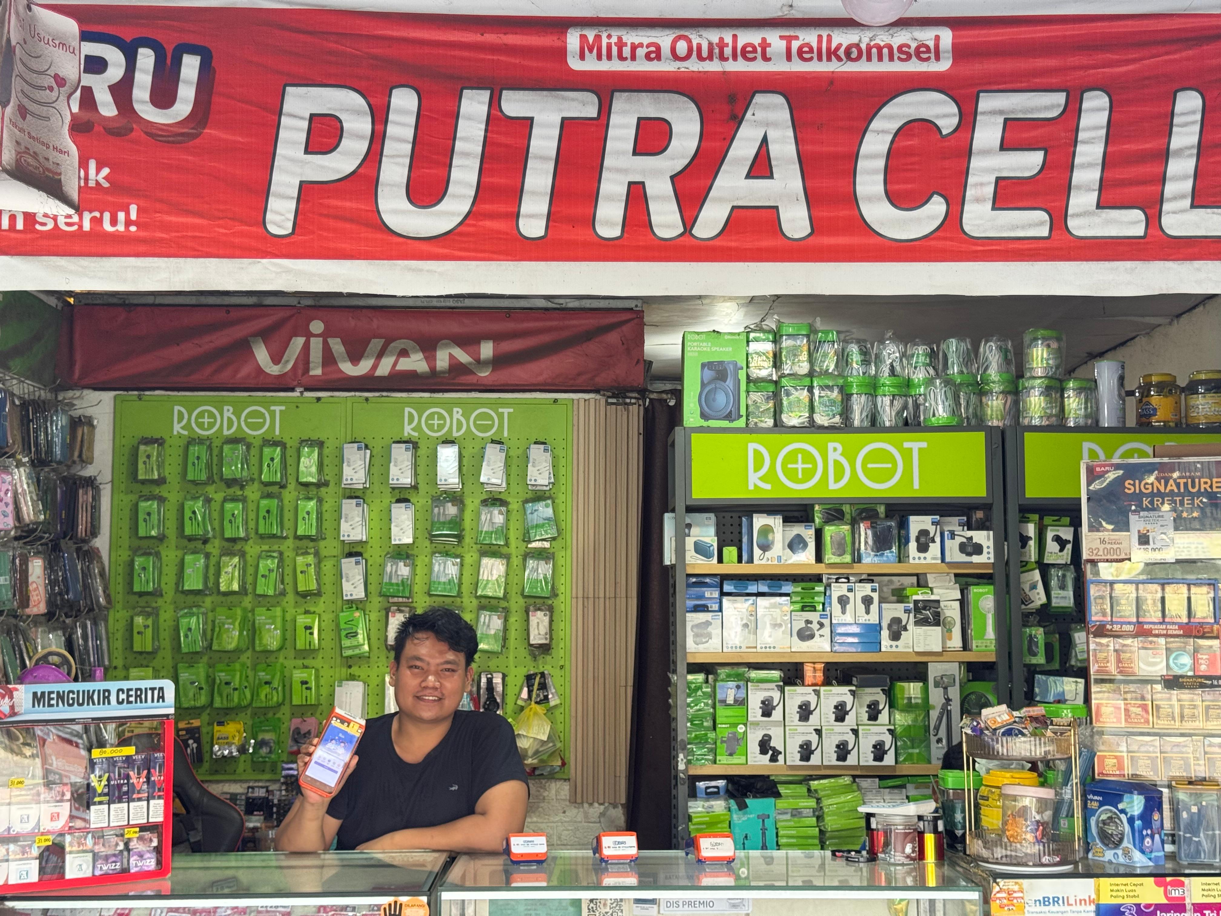 Sony Pranata bersama timnya di salah satu gerai Putra Cell, jaringan AgenBRILink yang sukses menciptakan lapangan kerja di Desa Ulak Pandan.