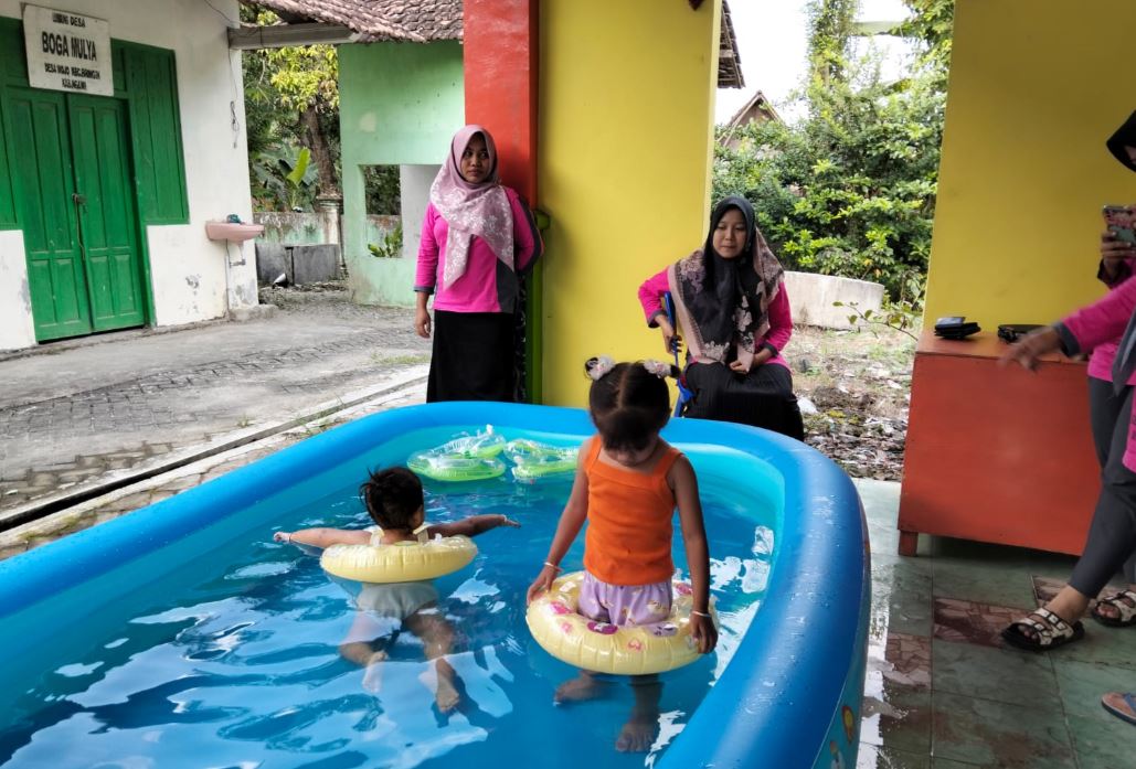 HAPPY: Anak-anak senang dengan andanya kegiatan berenang yang difasilitasi posyandu.