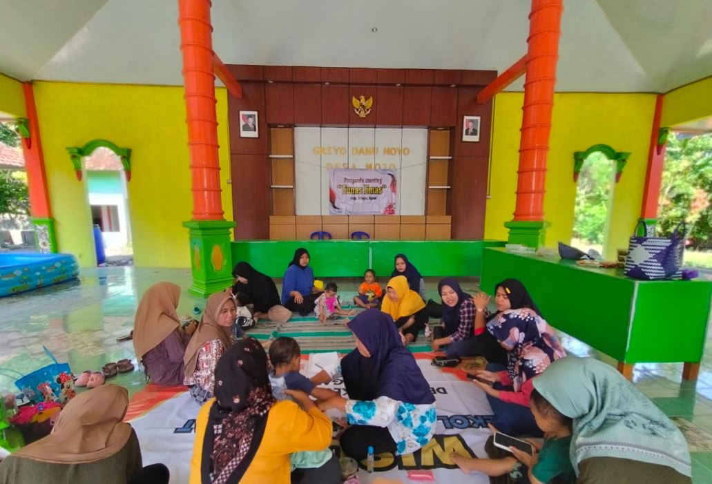 ANTUSIAS: Anak-anak antusias mengikuti posyandu stunting Tunas Emas di Kantor Desa Mojo.
