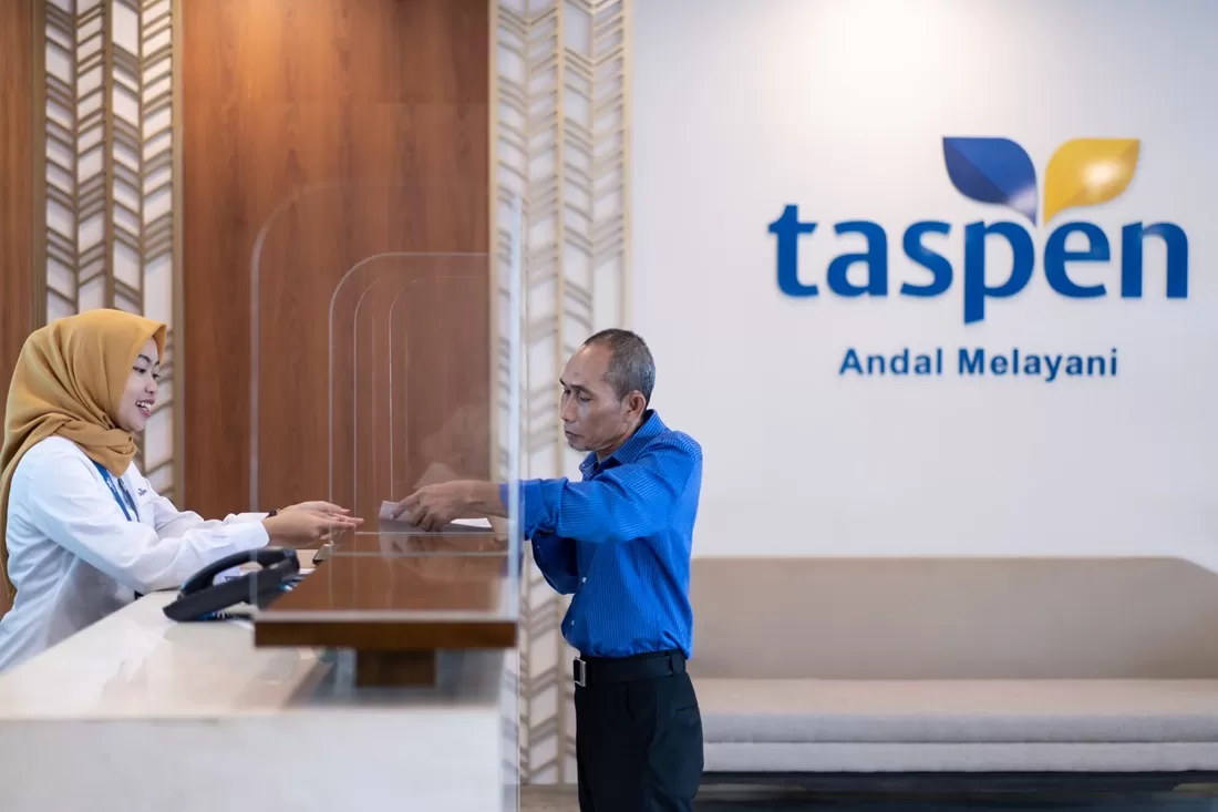 Ilustrasi Pensiunan PNS mengurus pelayanan di kantor Taspen.